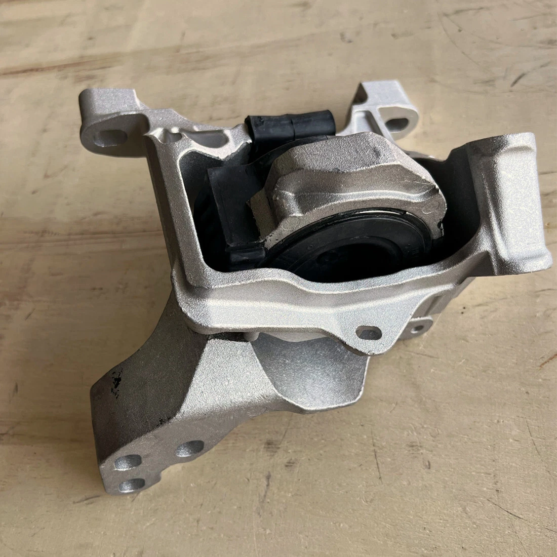 Right clearance engine mount