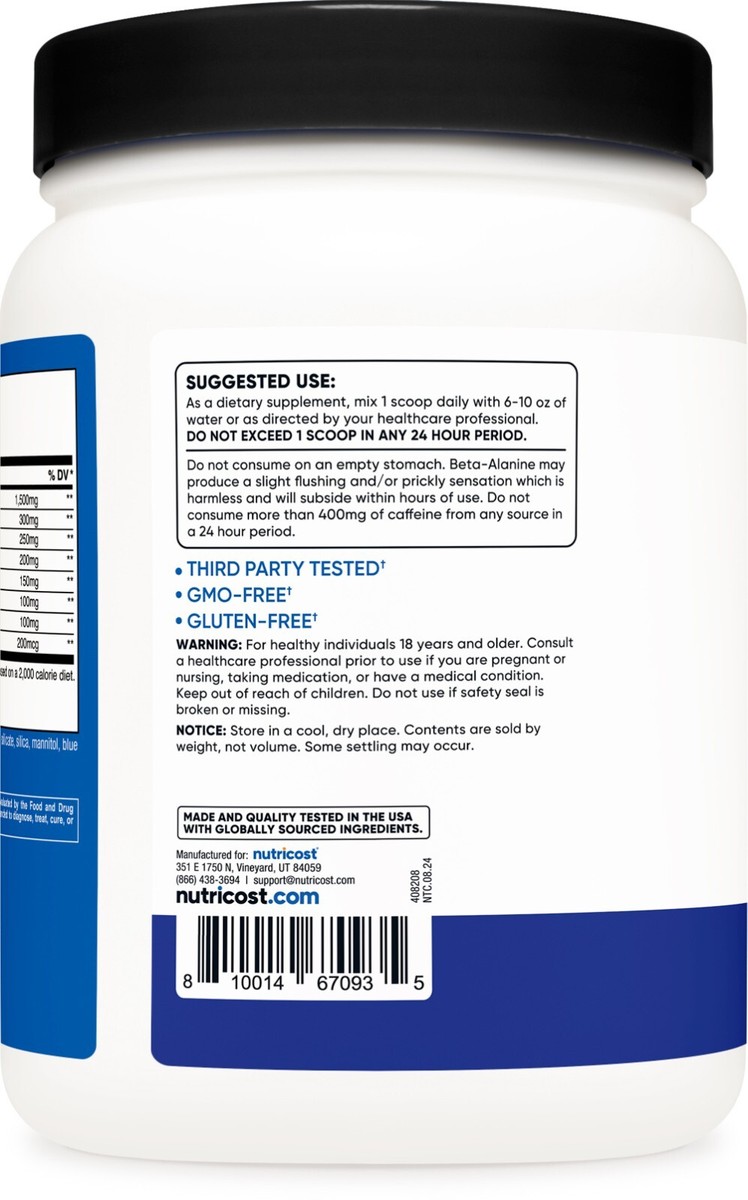 3d Rendono Della Polvere Di Pre-allenamento Con Le Teste Di Legno E Il Kettlebell Illustrazione - Foto 7