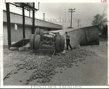 1977 Press Photo Train smashes potato truck - J. K. White investigates - Houston