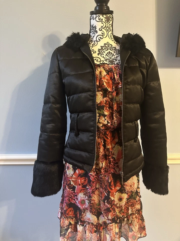 Chaqueta acolchada de satén negra BeBe con capucha y puños recortados en piel Foto 2 de 4