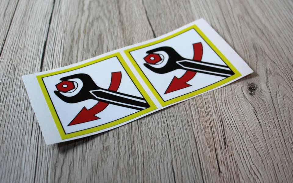 Deutz Fahr 2x Aufkleber mit Schraube und Schlüssel .