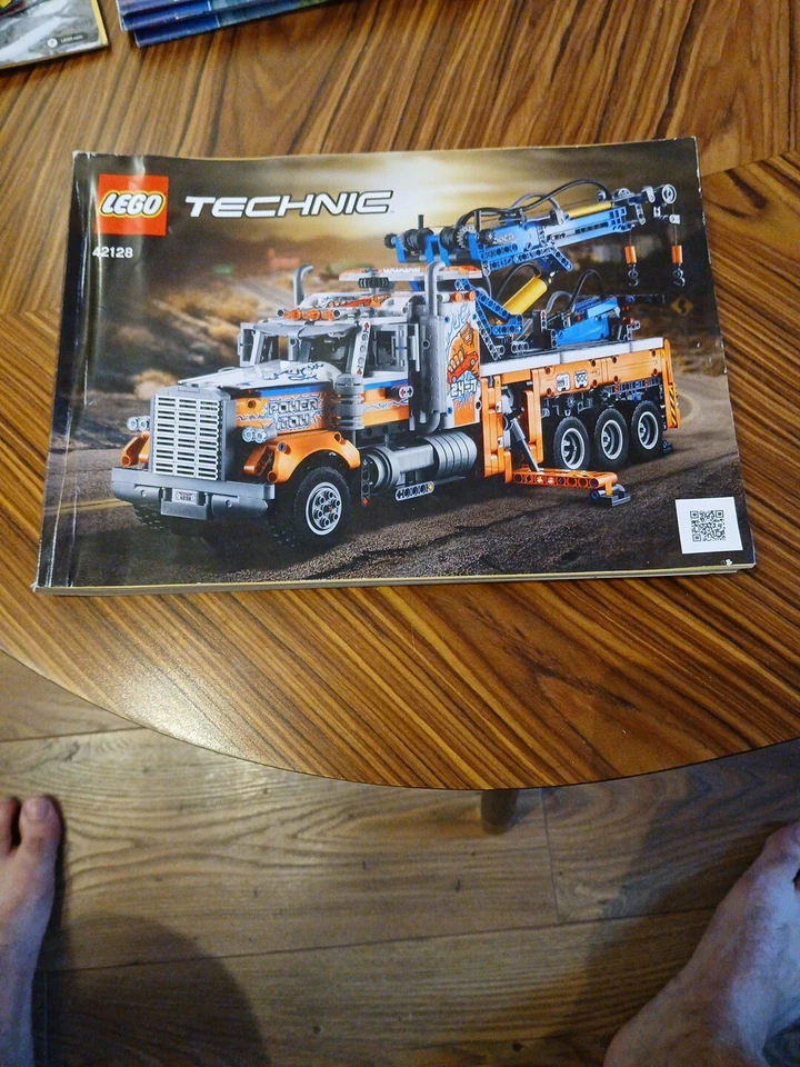 LEGO Technic 42128 Heavy Duty Tow Truck, photo 1 sur 2