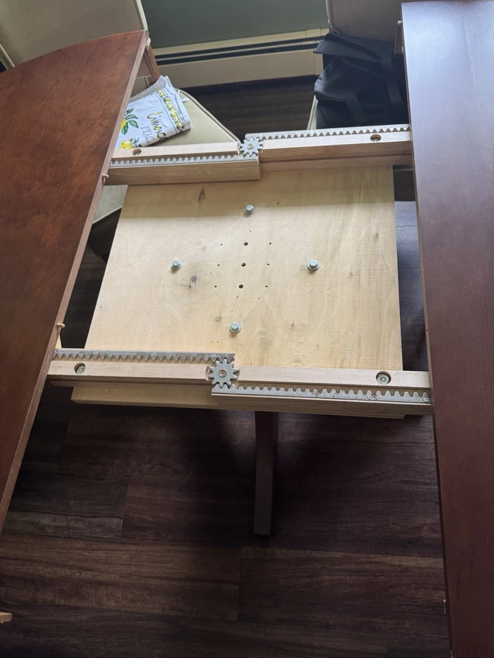 Mesa de comedor redonda de madera maciza. Foto 3 de 4