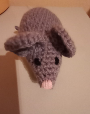 Wollowbie Maus Mimmi handgehäkelt grau Häkeltier Schmusetier
