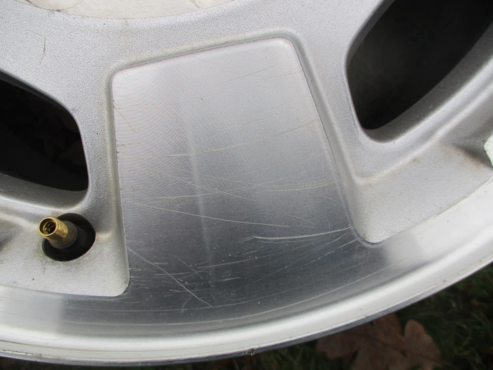 Llanta Silverado 2500 3500 17"" x 7,5"" plateada mecanizada OEM 5500 2011-2019 #4 Foto 4 de 4