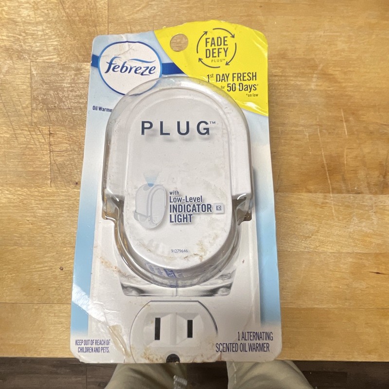 Febreze PLUG Oil Warmer Low-Level Indicator Wall Plug-In White Up to 50 Days