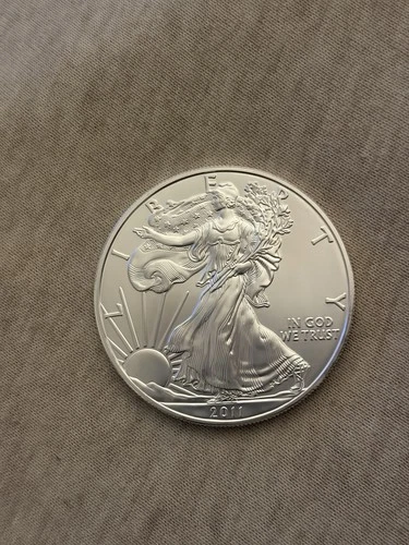 2011 1 oz American Silver Eagle $1 Coin. US Mint  .999 Fine Silver