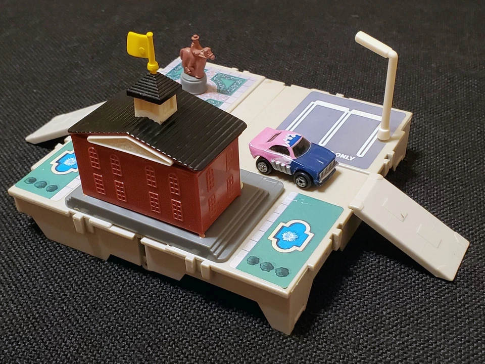 Игровой набор Micro Machines Travel City Town Hall с Dodge Charger - 1989 винтажный - Изображение 4 из 4
