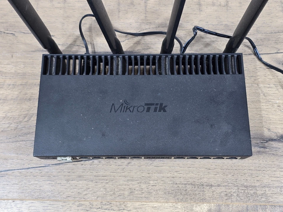 MikroTik RB4011iGS+5HacQ2hnD-IN-US & 5150-5875MHz Dual-Band SFP+ 4 Chain US ver - Image 2 of 4