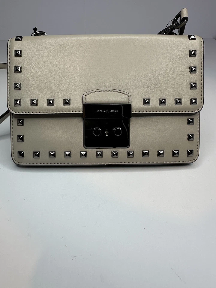 Bolso Bandolera/Cartera Michael Kors Cuero Tachonado - Hermoso Color Neutro  Foto 2 de 4