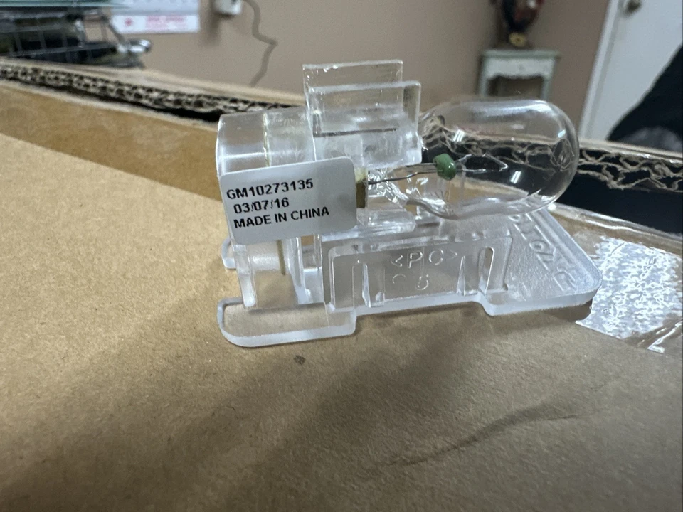 LOTE DE 270 GM BUICK LUZ LUZ CORTESÍA TRASERA PARTE NO. 10273135 ASM-R/CMPT NUEVO Foto 4 de 4