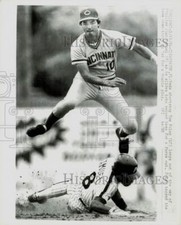 1984 Press Photo Red Tom Foley tags out Phillies' Juan Samuel at 2nd base.