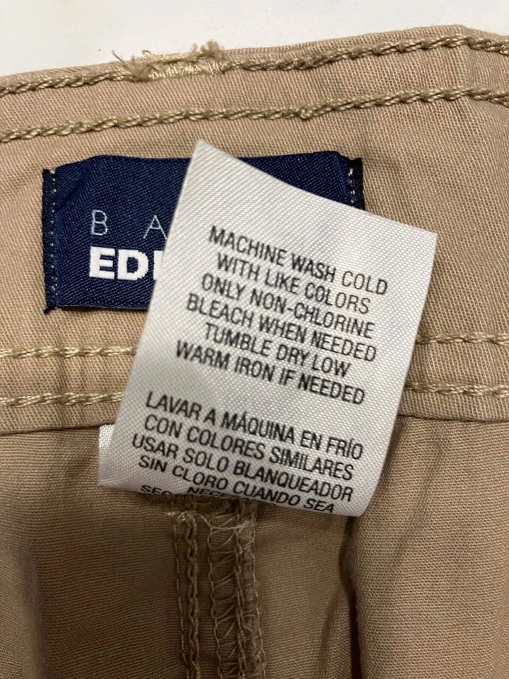 Pantalones cortos para mujer Basic Editions beige tostado con bolsillos frontales de parche - talla pequeña Foto 3 de 4