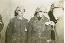 Usa  WW II Photo  -- Captured German Soldiers   POW