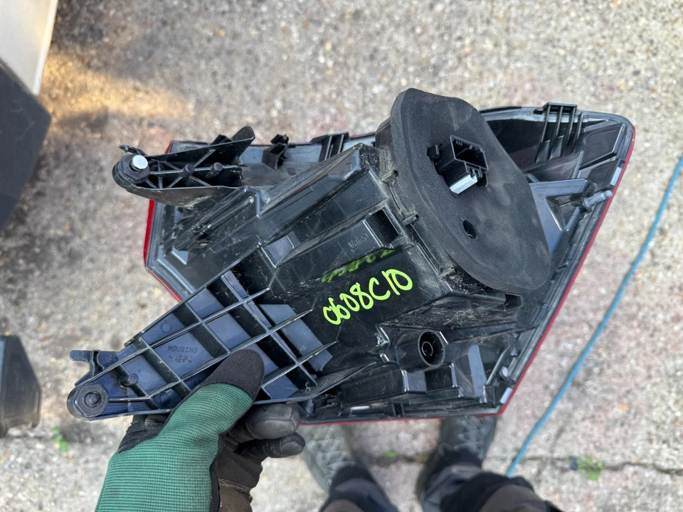 LUZ LED TRASERA IZQUIERDA ORIGINAL VOLKSWAGEN POLO 2023 2G0945095F LENTE ASTILLADA Foto 4 de 4