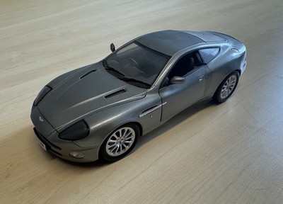 Aston Martin Vanquish (2002) 1:18   Silber, James Bond 007 Edition, Beanstalk