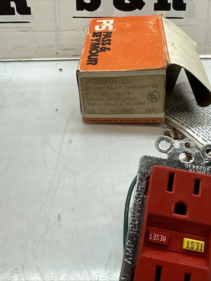 Interruptor Pass & Seymour/15 Interruptor de falla a tierra Receptáculo dúplex Rojo Foto 3 de 3