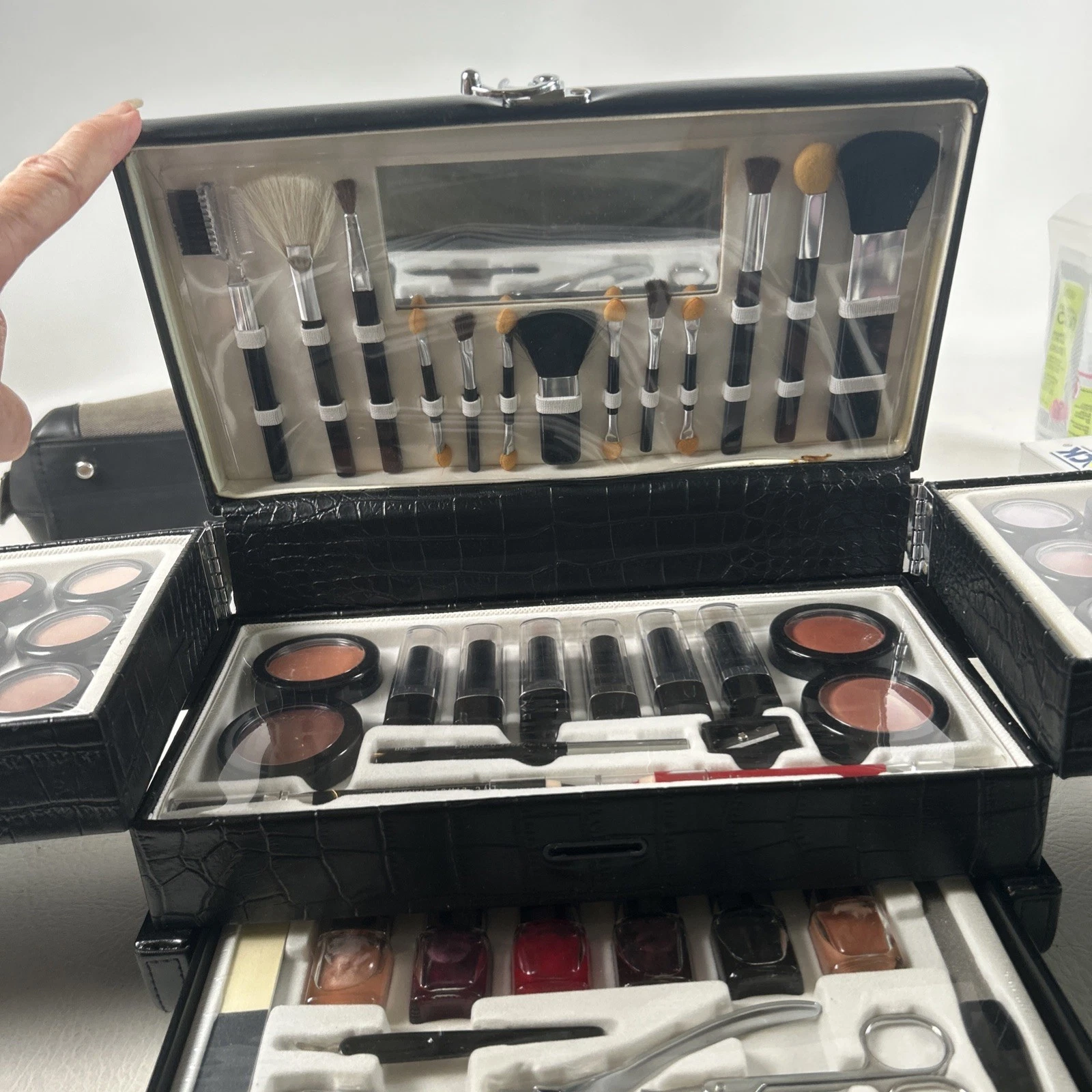 Markwins Professional Makeup Kit With Case Sealed All In One
