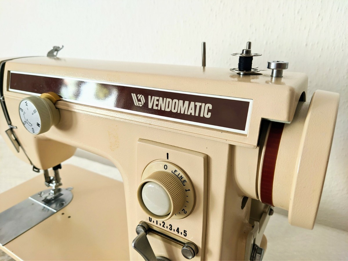 80'sセミビンテージ(70'かも？) メイヤー Vintage Singer Sewing Machine Model No. 7028 With Built in