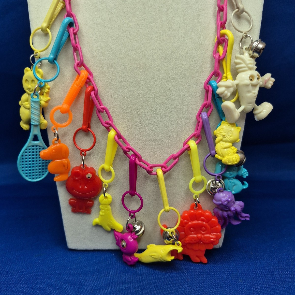 M1375 Vintage 1980's サウスウェスタン ベル チャーム Retro 1980s Plastic Bell Clip On Vintage 80's Charm Necklace w 12