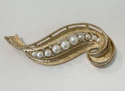 Vintage Crown Trifari Swirl Ribbon with Pearl & Rhinestone Brooch Gold Signed