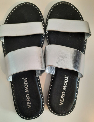 VERO MODA  Pantoletten 38 N E U schwarze Sohle silberne Riemen flach