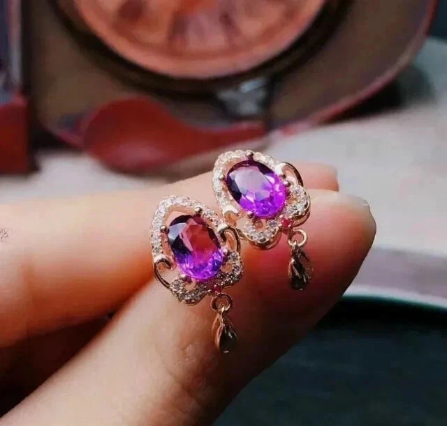 Pendientes colgantes de amatista creada en laboratorio de 2,10 quilates de corte ovalado para mujer enchapados en oro rosa de 14 quilates Foto 3 de 4