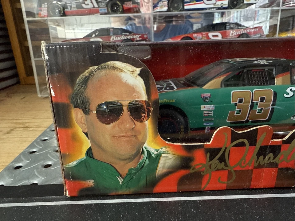 Coche fundido a presión Ken Schrader Signature Driver Series 50 aniversario NASCAR 1:24 Foto 2 de 4