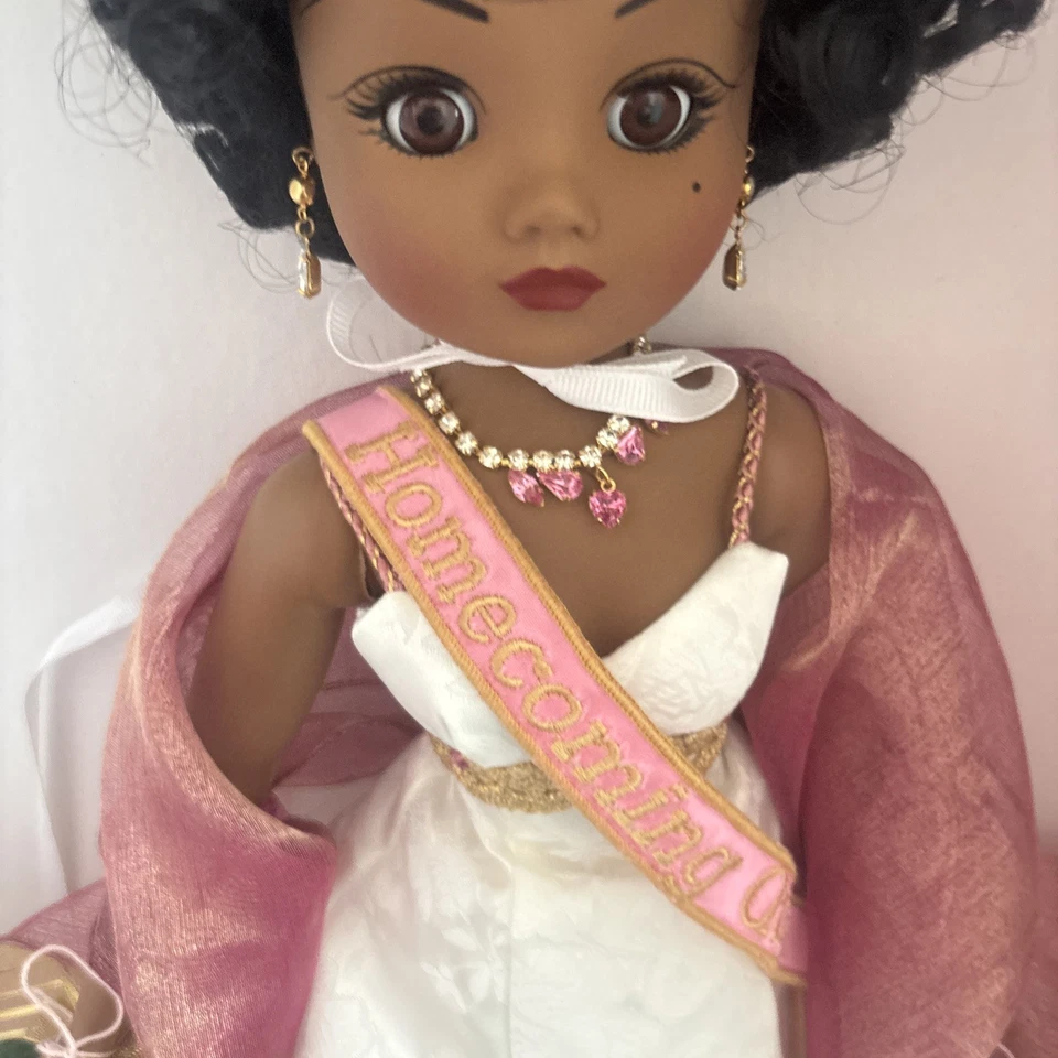 Muñeca afroamericana Madame Alexander Homecoming Queen Cissy con certificado de autenticidad y caja Foto 3 de 4