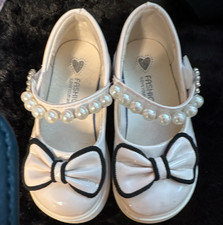 Girls White Mary Jane Dress Shoes US 8 Pearl Bow Hook Loop Adjustable Strap