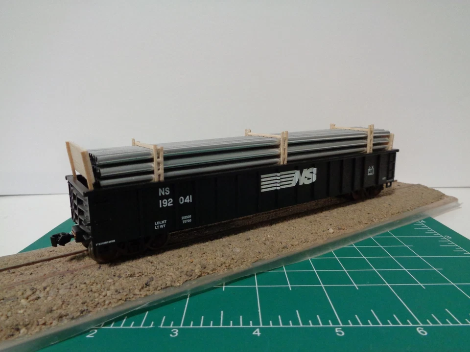 Atlas Trainman 52' Mill Gondola NS w/Custom Pipe Load - Image 3 of 4