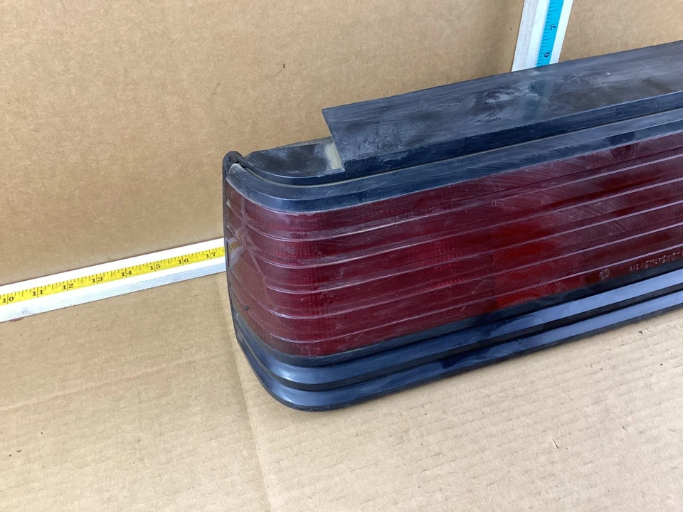 Conjunto de luz trasera izquierda del lado del conductor Chrysler 1984-1986 láser Foto 3 de 4