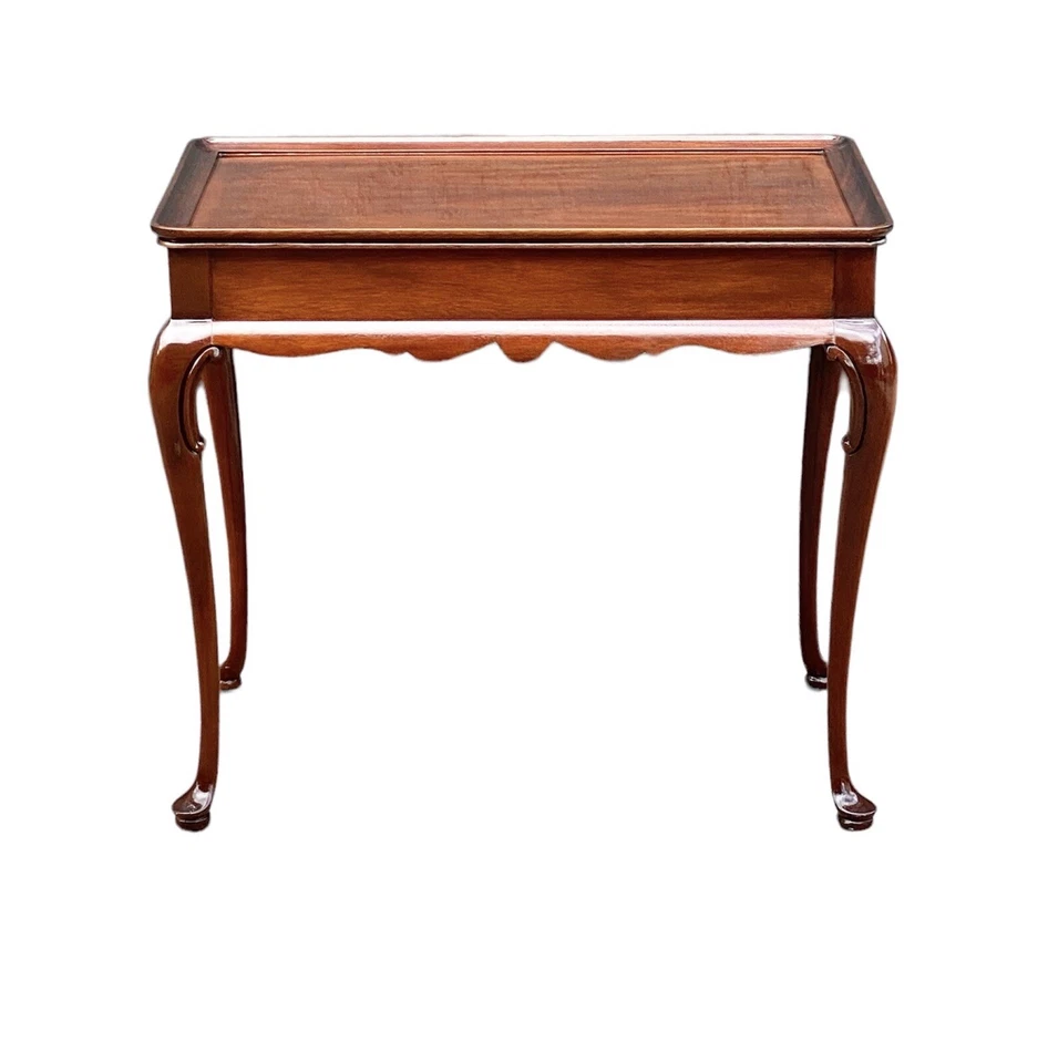 EXCEPCIONAL MESA DE TÉ CON BANDEJA DE CAOBA ESTILO REINA ANNE POR ARTESANOS DEL CONSEJO Foto 3 de 4