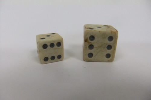 Vintage Bone Bovine Dice - Picture 4 of 9