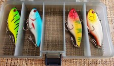 4 PACK OF LIPLESS SINKING BASS BOSS CRANKBAITS IN FIRE FOX TACKLE BOX