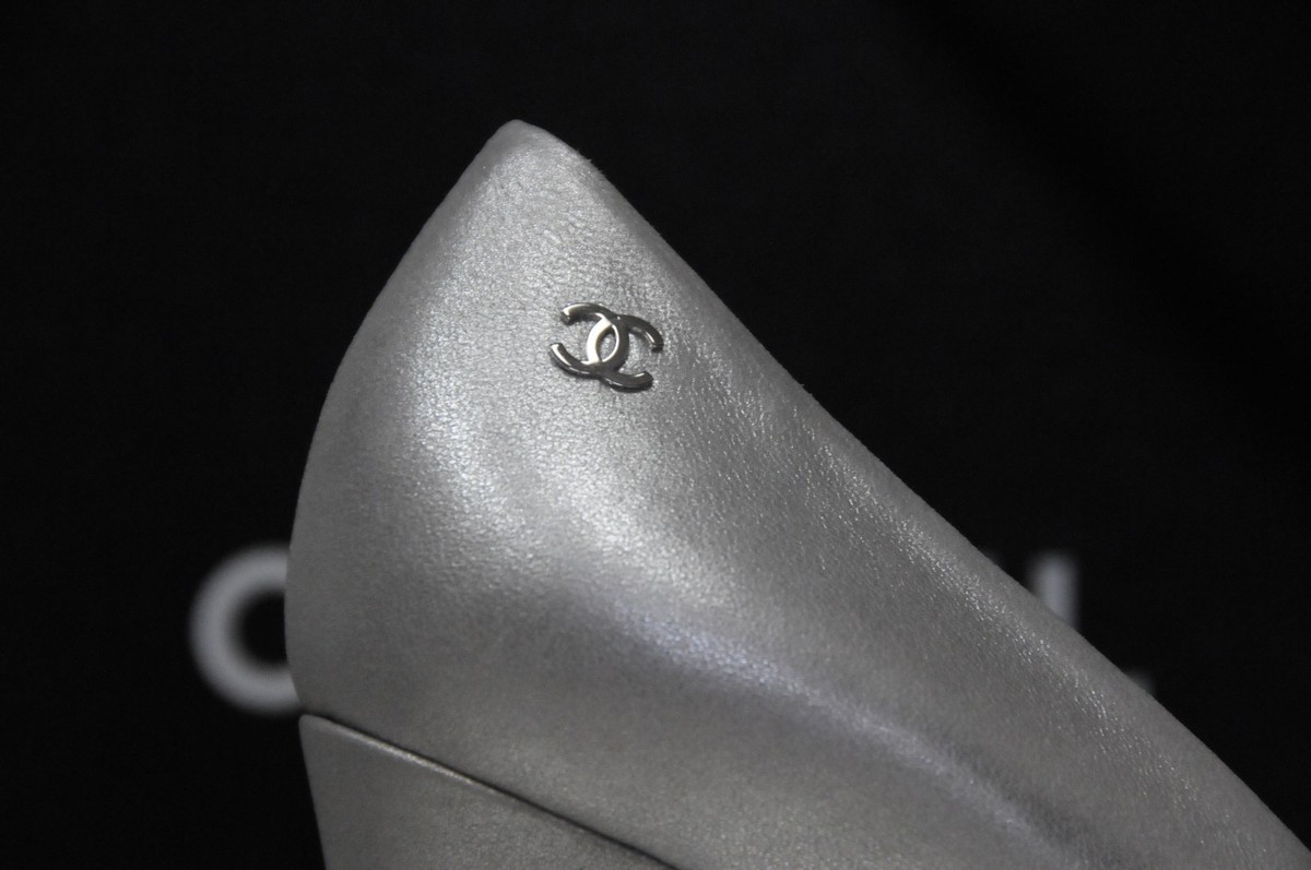 $950 New Chanel Metallic Silver Black Leather Platform Pumps Heels