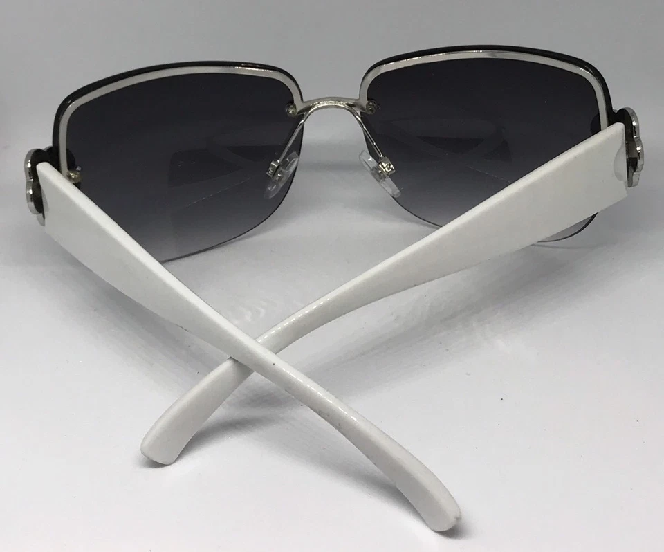 Marco blanco con flor Foster Grants Max Block 100 % protección UVA UVB para mujer Foto 3 de 4