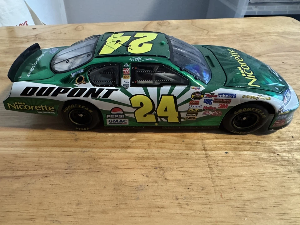 Coche diecast Jeff Gordon #24 color cromo Dupont Nicorette 2006 escala 1/24 Foto 3 de 4
