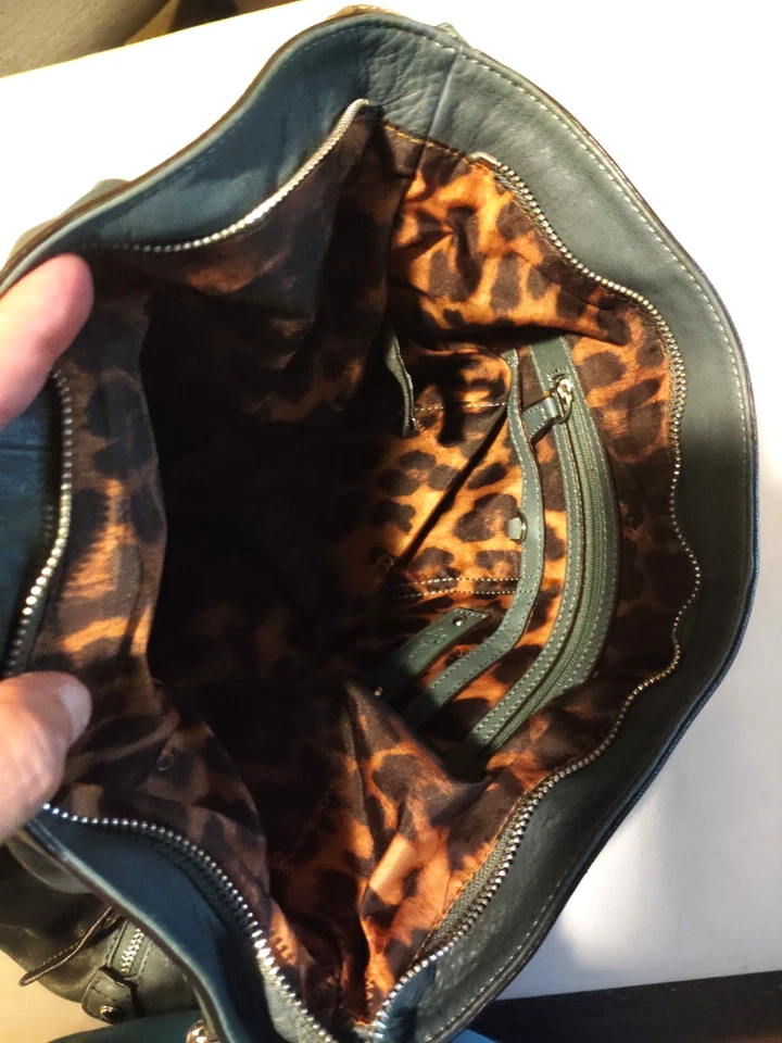 全新带标签 B Makowsky 皮革绿色银色五金挎包钱包购物袋 MSRP $268 — 第 4/4 张图片