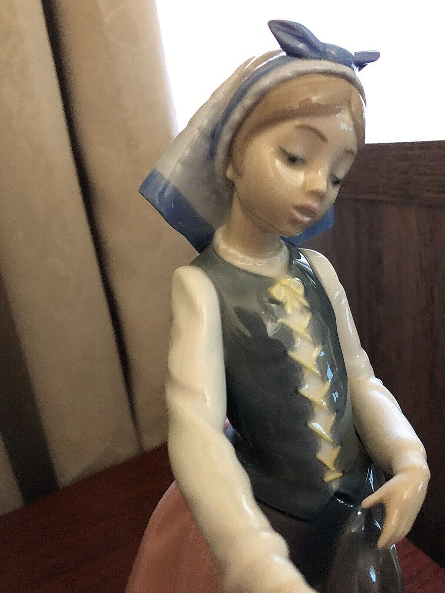 LLADRO Porcelain Figurine Josefa feeding Duck #5201 RETIRED Very