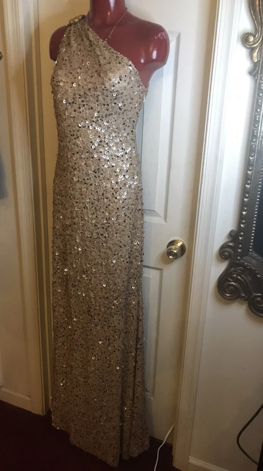 $995 Nuevo Vestido Marc Bouwer Glamiti Un Hombro Beige Lentejuelas-Talla 8   Foto 2 de 4