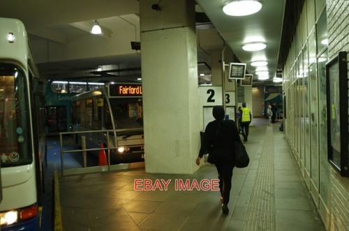 PHOTO AYLESBURY BUS STATION AYLESBURY'S CAVERN-LIKE BUS STATION SEEN HERE MID-A - 第 1/1 張圖片