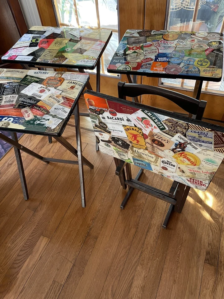 Juego único de 4 bandejas de TV y soporte que se han personalizado con etiquetas de licor Foto 2 de 4