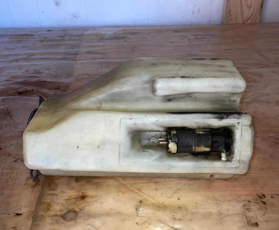 1977–1985 Mercedes-Benz Diesel 3.0L 300D OEM reservatório de fluido para lavadora de para-brisa - Imagem 2 de 4