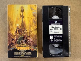 VHS — THE GOONIES / FUJI Grey Guard First Print •• Nice Copy ••