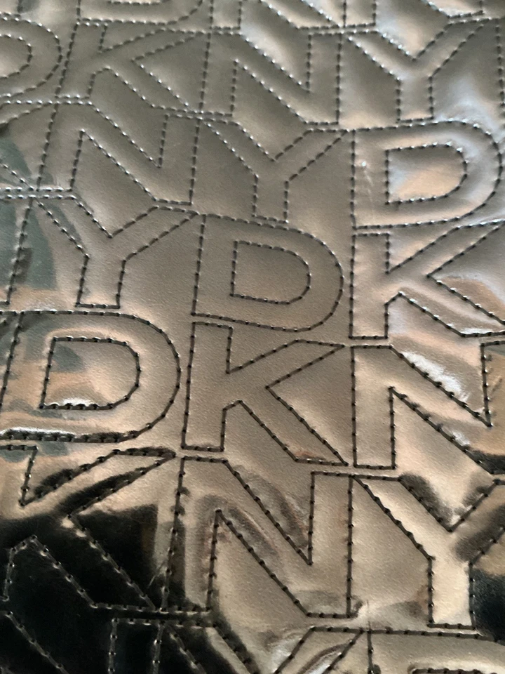 DKNY 2 bolsas acolchadas con logotipo cremallera maquillaje/tableta escolar. Plata 9 x 12, 6 x 9 Foto 3 de 4