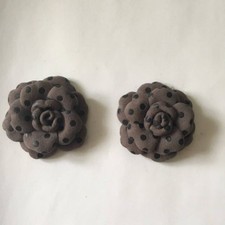 Set 2 tlg., Rosenclips f&uuml;r braune Lederschuhe gepunktet. Handarbeit.