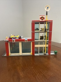 LEGO 2013 RETIRED City Fire Station 60004 Rare Incomplete Set