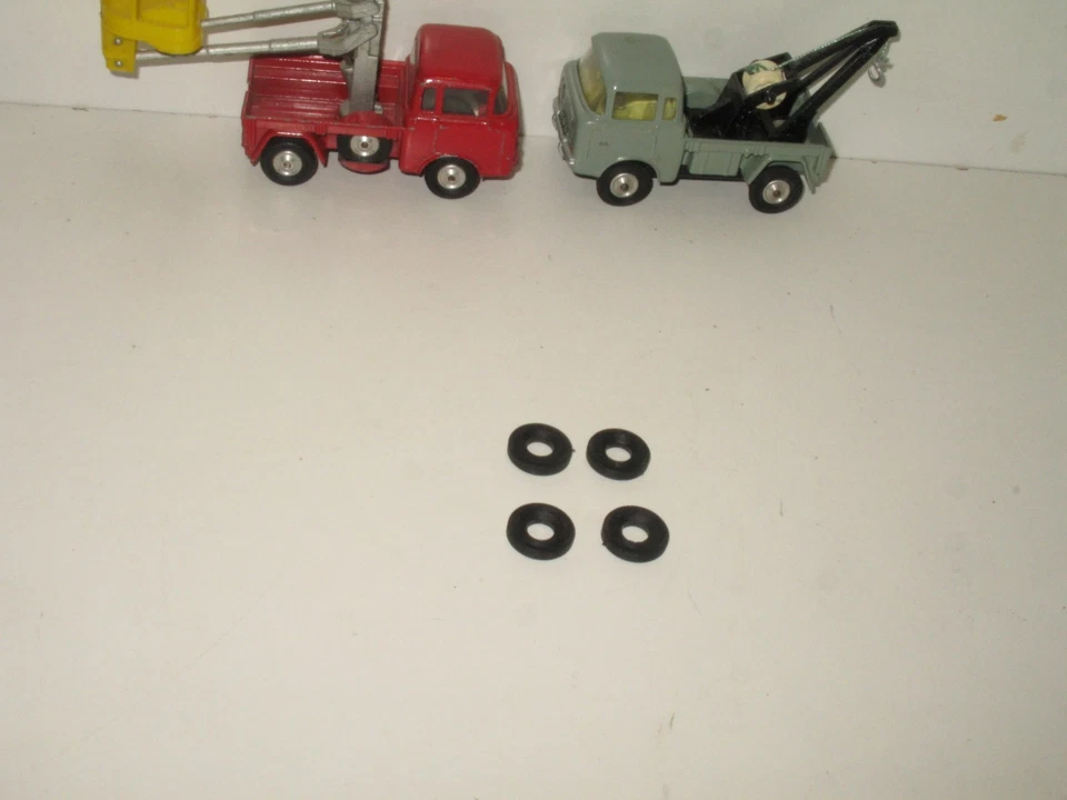 C29 Corgi, 4X Tires Edges-Bu Engraved " Corgi-Toys " (Truck, Land Rover 17/8 - Image 4 of 4