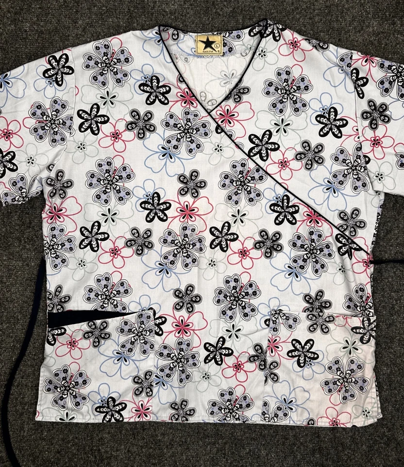 Blusa Médica Estampada Floral Black Star - Talla L - ENVÍO GRATUITO Foto 2 de 4